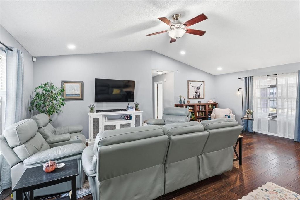 Image 5 of property listing at 1602 LANSFIELD AVENUE, Deltona, FL 32738