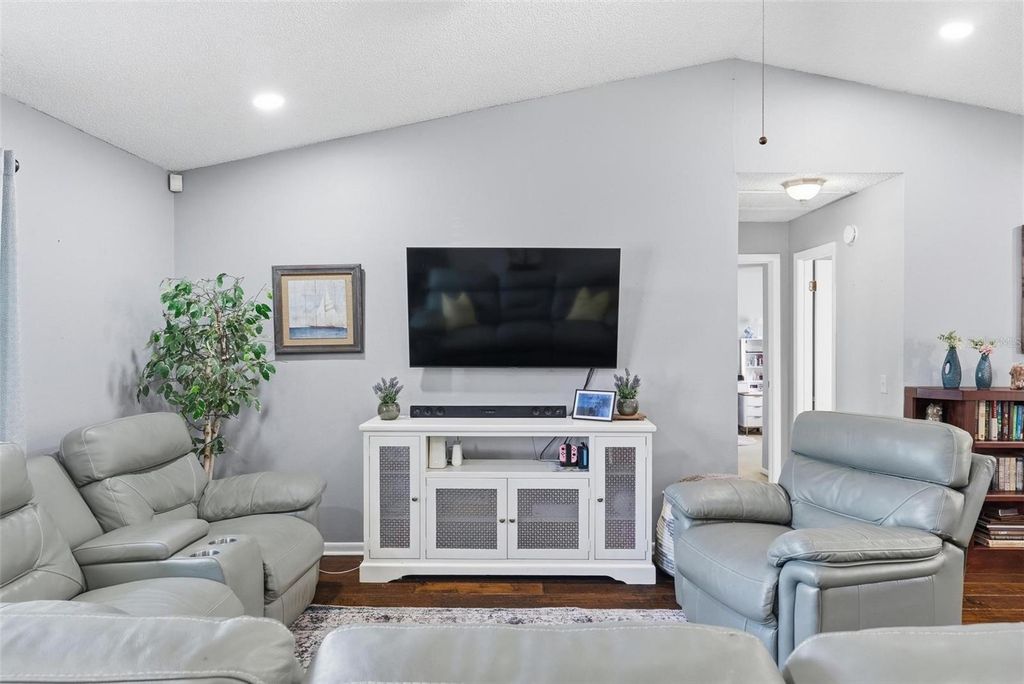 Image 10 of property listing at 1602 LANSFIELD AVENUE, Deltona, FL 32738