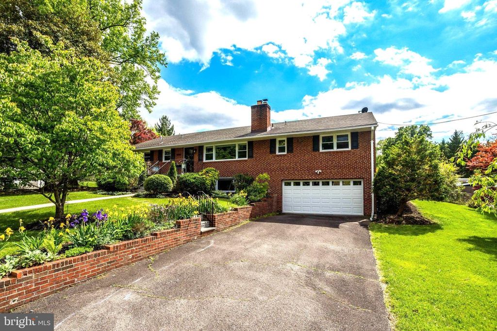8906 DOGUE DR, Alexandria, VA 22309