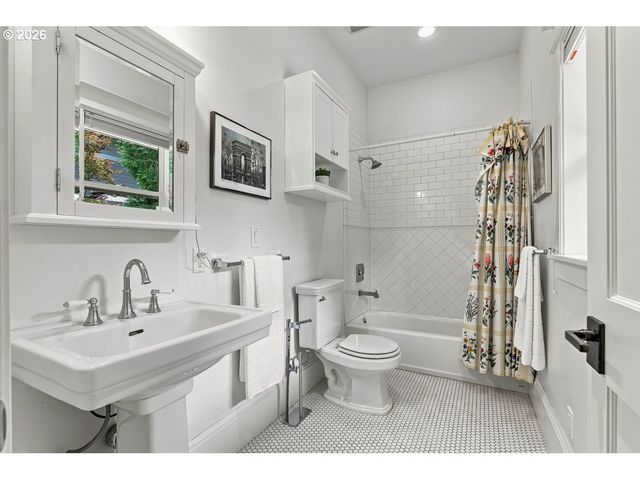 220 S CALIFORNIA St, Portland, OR 97219