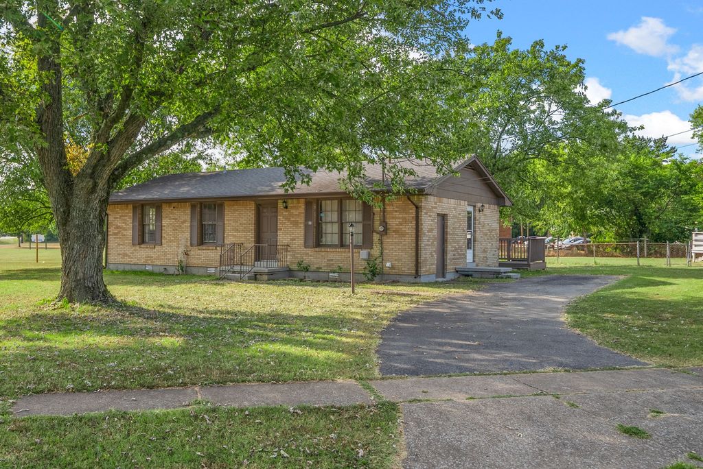 601 Evergreen Park Dr, Hopkinsville, KY 42240