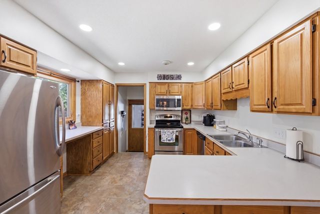 1448 N 6th Avenue E, Newton, IA 50208