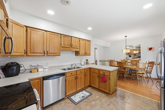 1448 N 6th Avenue E, Newton, IA 50208
