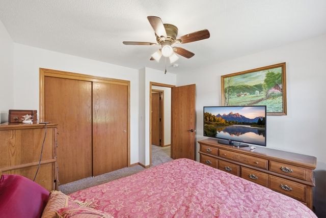 1448 N 6th Avenue E, Newton, IA 50208