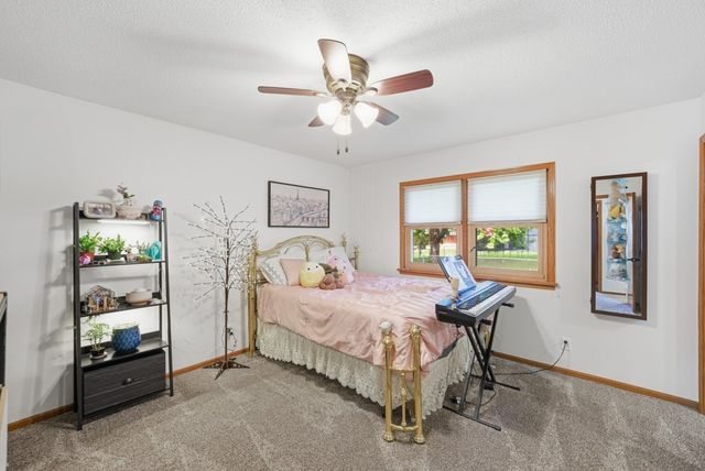 1448 N 6th Avenue E, Newton, IA 50208