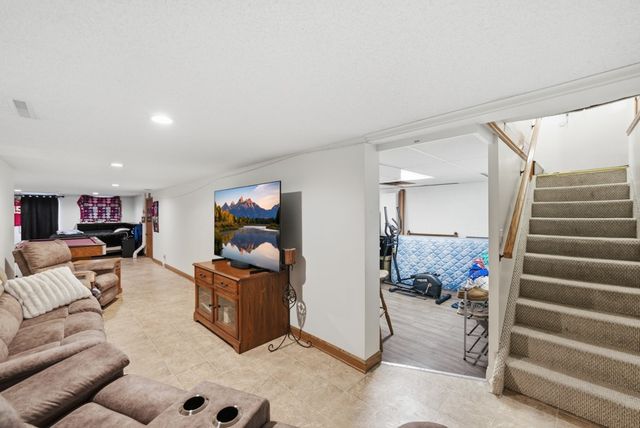 1448 N 6th Avenue E, Newton, IA 50208