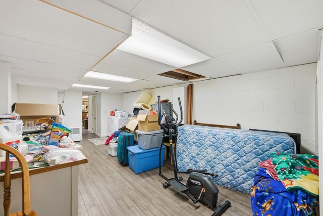 1448 N 6th Avenue E, Newton, IA 50208