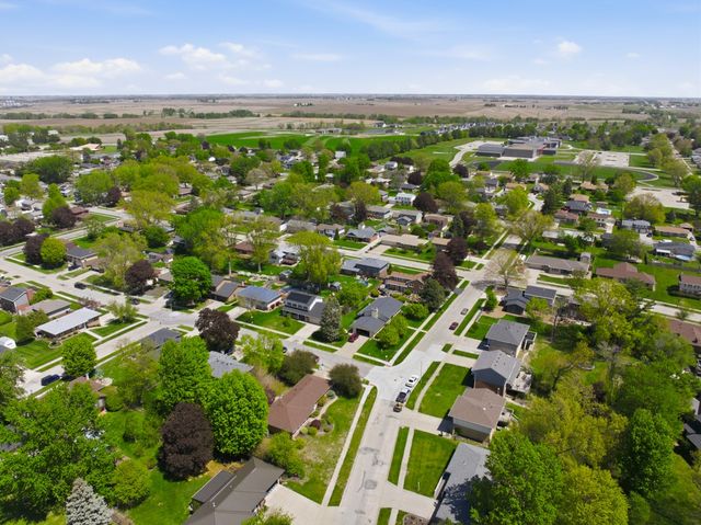 1448 N 6th Avenue E, Newton, IA 50208