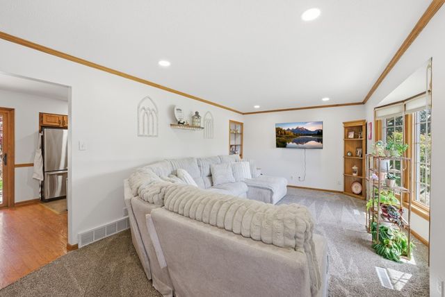 1448 N 6th Avenue E, Newton, IA 50208