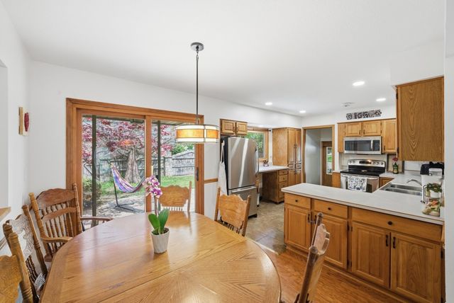 1448 N 6th Avenue E, Newton, IA 50208