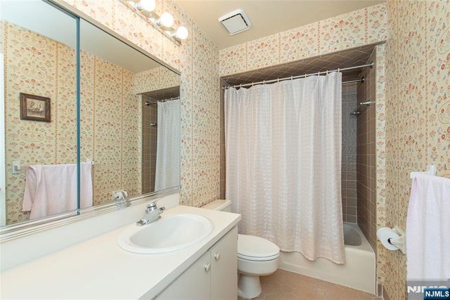 1 Birdseye Circle, Wayne, NJ 07470
