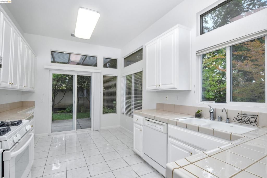 Image 10 of property listing at 276 Black Amber Way, Brentwood, CA 94513