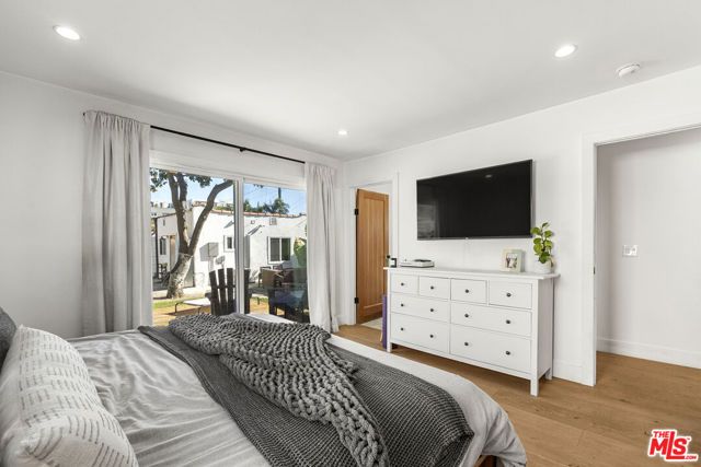 3032 Somerset Drive, Los Angeles, CA 90016