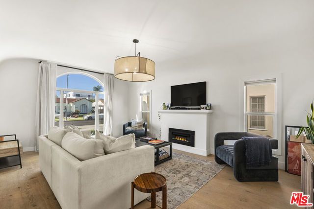 3032 Somerset Drive, Los Angeles, CA 90016