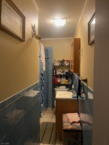 31 Downing St, Newark City, NJ 07105