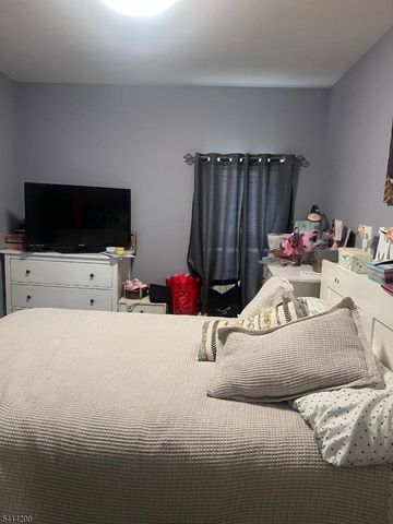 31 Downing St, Newark City, NJ 07105