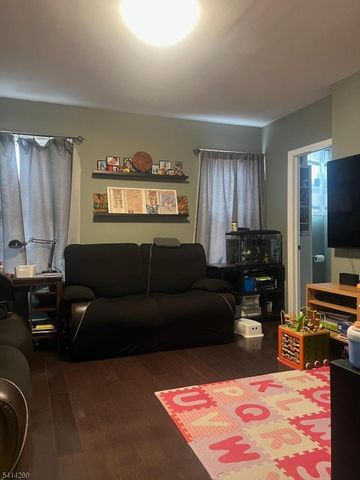 31 Downing St, Newark City, NJ 07105