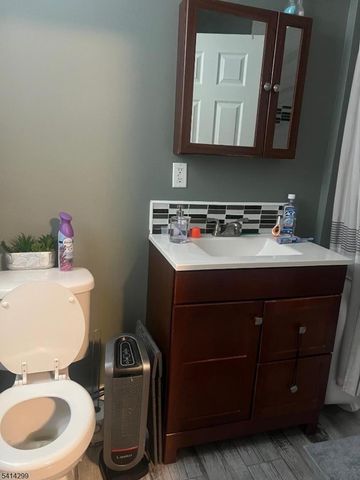 31 Downing St, Newark City, NJ 07105