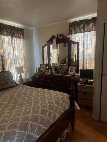 31 Downing St, Newark City, NJ 07105