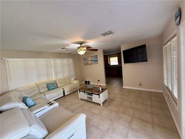 118 Markham Pl, Portland, TX 78374