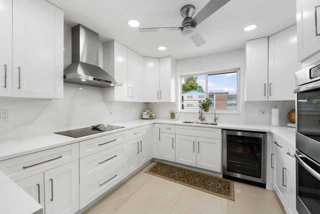 1040 CRYSTAL LAKE Drive 4, Deerfield Beach, FL 33064