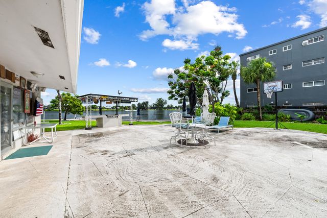 1040 CRYSTAL LAKE Drive 4, Deerfield Beach, FL 33064