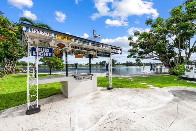 1040 CRYSTAL LAKE Drive 4, Deerfield Beach, FL 33064