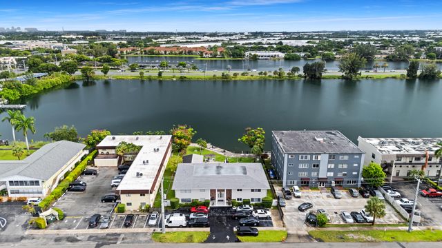 1040 CRYSTAL LAKE Drive 4, Deerfield Beach, FL 33064