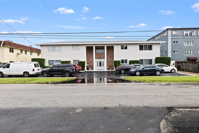 1040 CRYSTAL LAKE Drive 4, Deerfield Beach, FL 33064