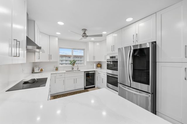 1040 CRYSTAL LAKE Drive 4, Deerfield Beach, FL 33064