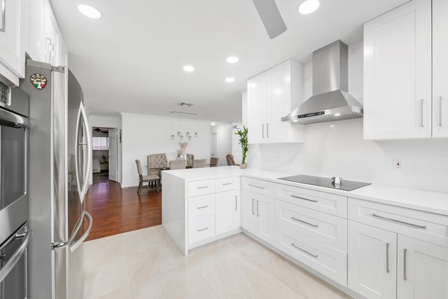 1040 CRYSTAL LAKE Drive 4, Deerfield Beach, FL 33064