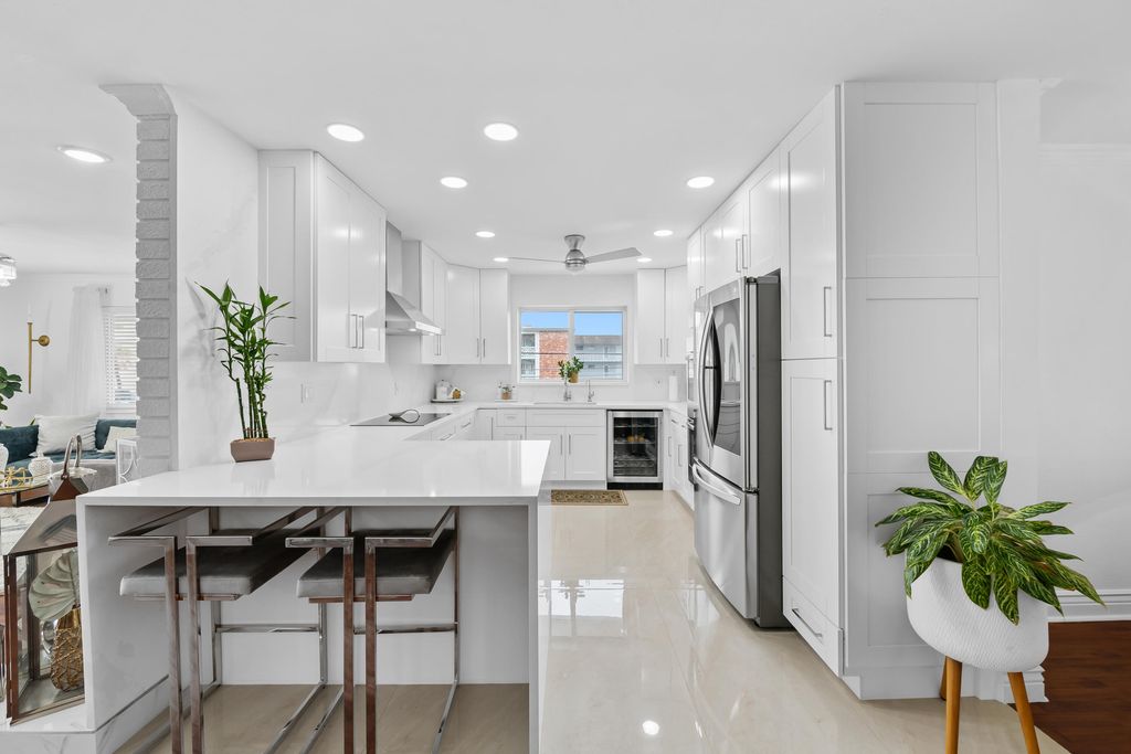1040 CRYSTAL LAKE Drive 4, Deerfield Beach, FL 33064
