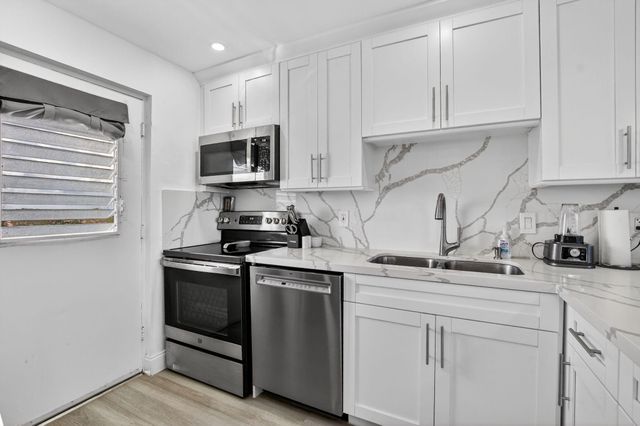 5700 NW 2nd Avenue Apt 711, Boca Raton, FL 33487