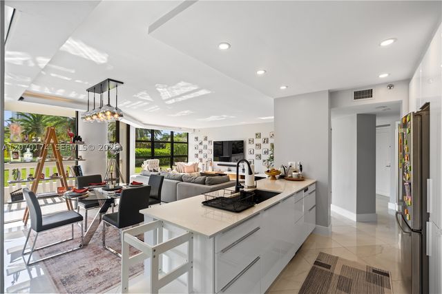 1000 W Island Blvd 202, Aventura, FL 33160