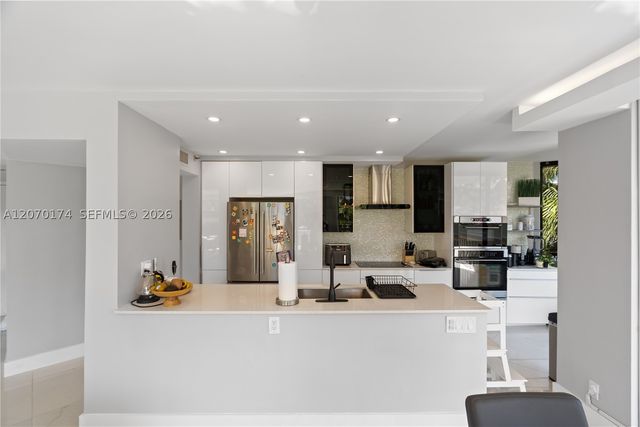 1000 W Island Blvd 202, Aventura, FL 33160