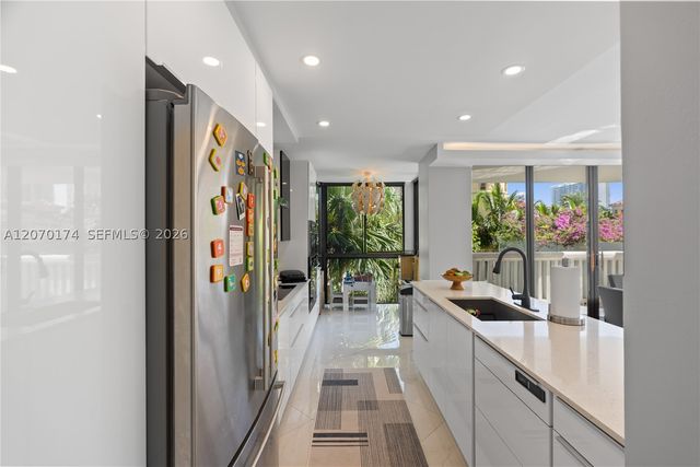 1000 W Island Blvd 202, Aventura, FL 33160
