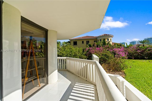 1000 W Island Blvd 202, Aventura, FL 33160