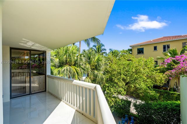 1000 W Island Blvd 202, Aventura, FL 33160
