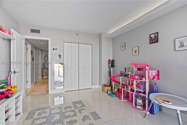 1000 W Island Blvd 202, Aventura, FL 33160
