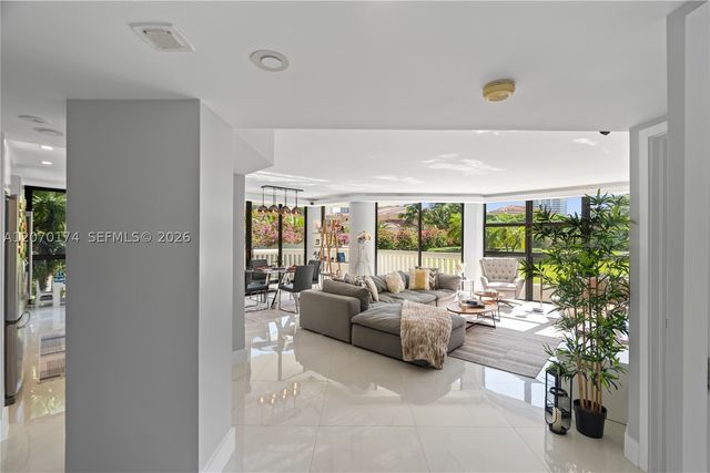 1000 W Island Blvd 202, Aventura, FL 33160