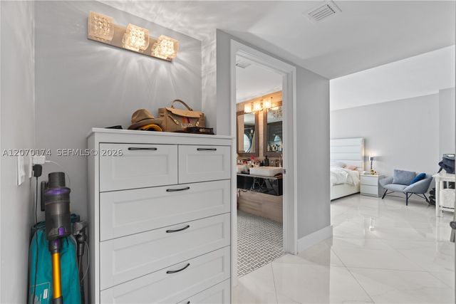 1000 W Island Blvd 202, Aventura, FL 33160