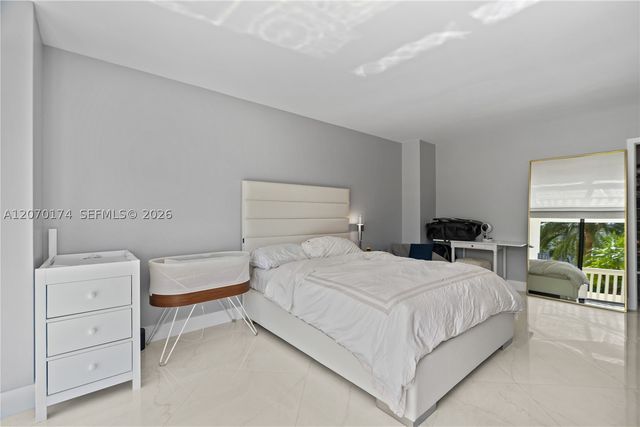 1000 W Island Blvd 202, Aventura, FL 33160