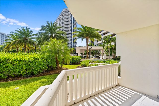 1000 W Island Blvd 202, Aventura, FL 33160