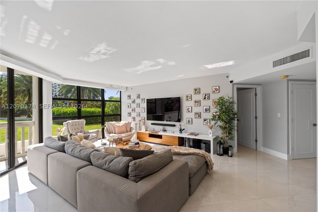 1000 W Island Blvd 202, Aventura, FL 33160