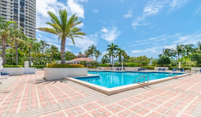 1000 W Island Blvd 202, Aventura, FL 33160