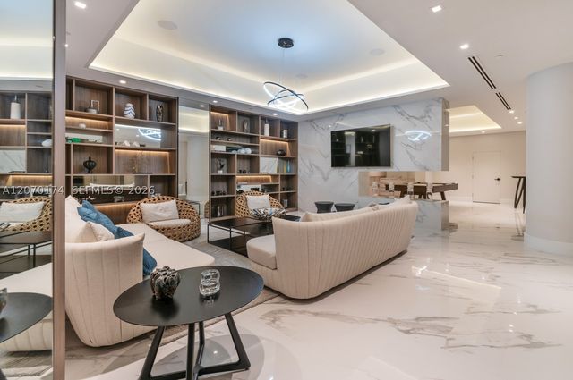 1000 W Island Blvd 202, Aventura, FL 33160