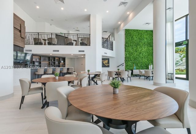 1000 W Island Blvd 202, Aventura, FL 33160