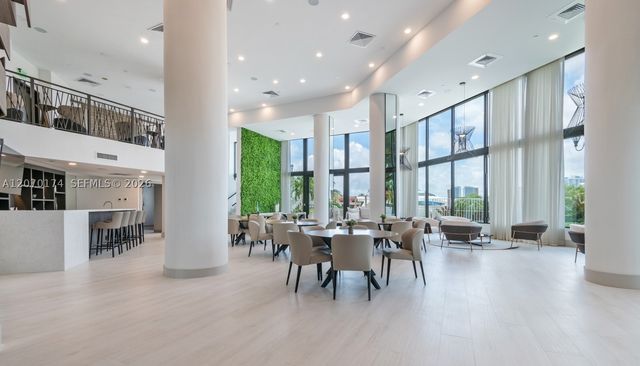 1000 W Island Blvd 202, Aventura, FL 33160