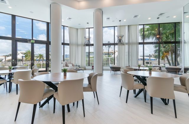 1000 W Island Blvd 202, Aventura, FL 33160