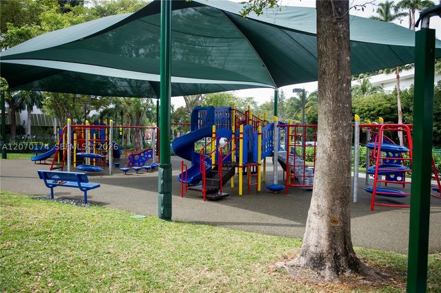 1000 W Island Blvd 202, Aventura, FL 33160